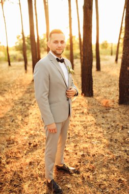 Genç yakışıklı adam, parkta poz veren damat.