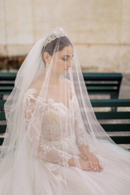 Mutlu, genç, güzel gelin pozu