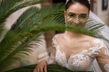 Mutlu, genç, güzel gelin pozu