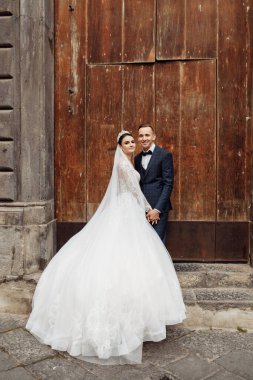 Güzel, genç bir çift yeni evli poz veriyor.