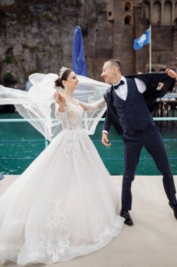 Deniz kıyısında mutlu genç gelin ve damat