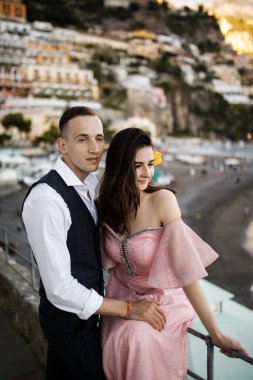 Deniz kenarında poz veren mutlu genç çift