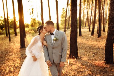 Ormanda öpüşen genç çiftler.