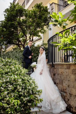 Güzel, genç bir çift yeni evli poz veriyor.