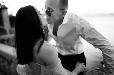 Deniz kenarında öpüşen mutlu genç çift.