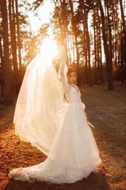 Ormanda narin, güzel bir gelin