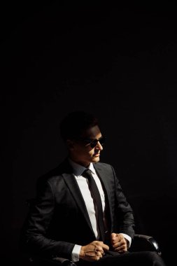 Genç yakışıklı adam, damat poz veriyor.