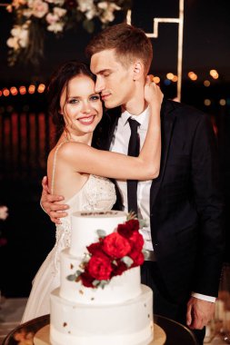 Güzel, genç bir çift yeni evli poz veriyor.