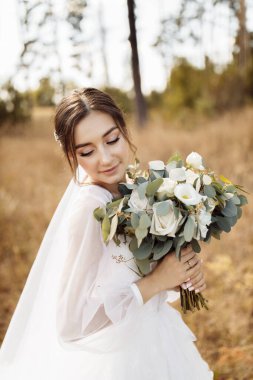 Ormanda çiçekli narin bir gelin.