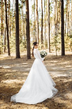 Ormanda narin, güzel bir gelin