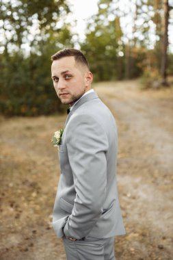 Genç yakışıklı adam, parkta poz veren damat.