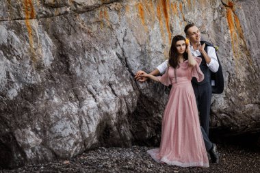 Deniz kenarında poz veren mutlu genç çift