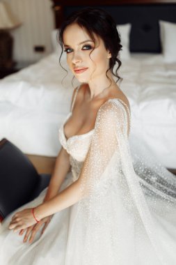 Yatakta mutlu, genç bir gelin. 