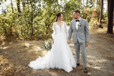 Ormanda yeni evlenmiş mutlu bir çift