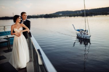 Nehirde poz veren genç ve güzel bir çift.