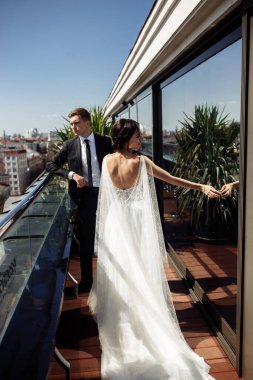 Güzel, genç bir çift yeni evli poz veriyor.