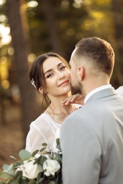 Yeni evli çiftimiz öpüşüyor.