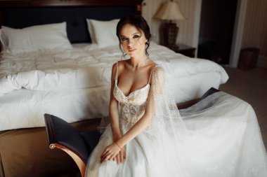 Mutlu, genç, güzel gelin pozu