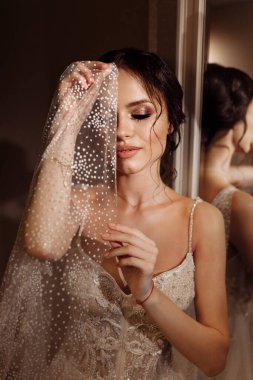 Mutlu, genç, güzel gelin pozu