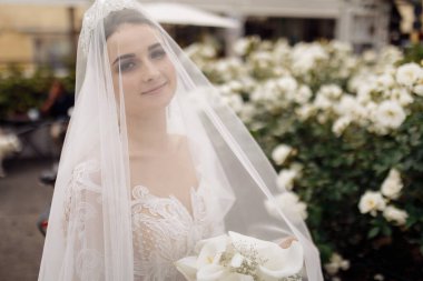 Mutlu, genç, güzel gelin pozu