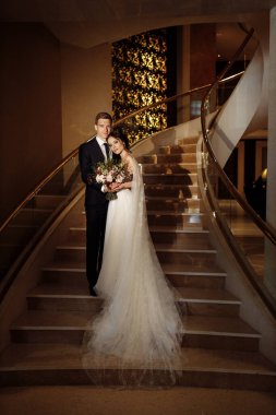 Güzel, genç bir çift yeni evli poz veriyor.