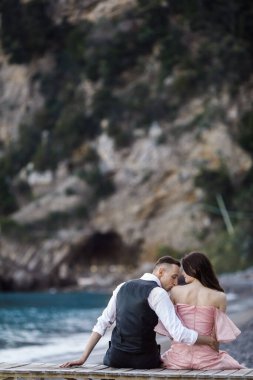 Deniz kenarında poz veren mutlu genç çift