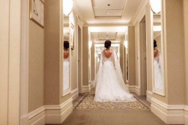 Mutlu, genç, güzel gelin pozu