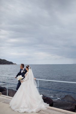 Mutlu, güzel, genç çift deniz kenarında gelin ve damat. 