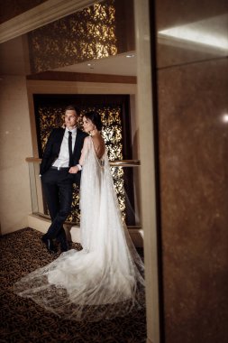 Güzel, genç bir çift yeni evli poz veriyor.