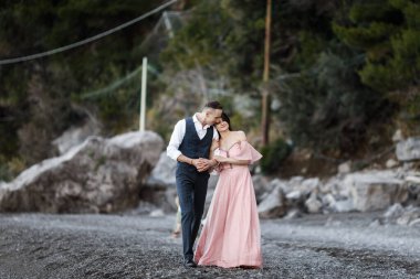 Deniz kenarında yürüyen mutlu, genç bir çift