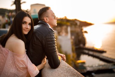 Deniz kenarında poz veren mutlu genç çift