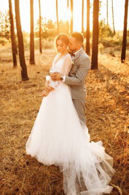 Ormanda kucaklaşan mutlu genç çiftler. 