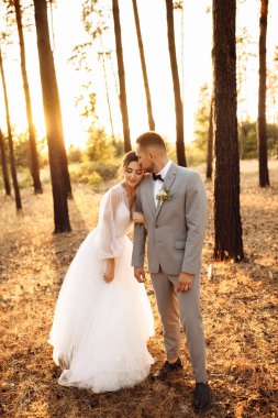 Ormanda yeni evlenmiş mutlu bir çift