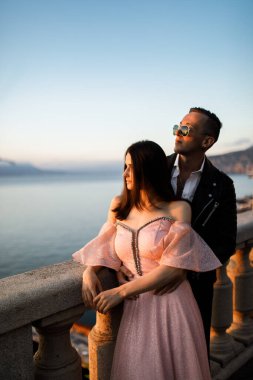 Deniz kenarında poz veren mutlu genç çift