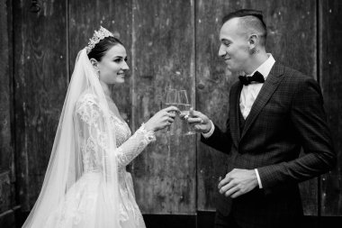 Şampanyası olan genç ve güzel bir çift.