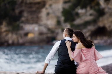 Deniz kenarında poz veren mutlu genç çift