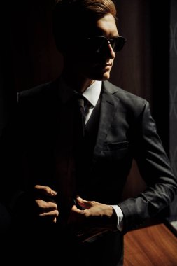 Genç yakışıklı adam, damat poz veriyor.