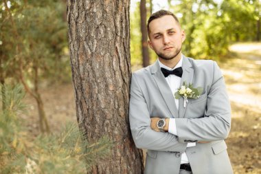 Genç yakışıklı adam, parkta poz veren damat.