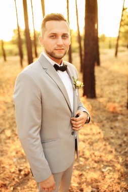 Genç yakışıklı adam, parkta poz veren damat.