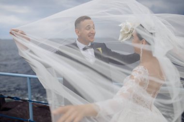 Güzel, genç bir çift yeni evli poz veriyor.