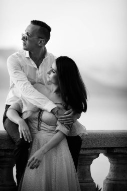 Deniz kenarında poz veren mutlu genç çift