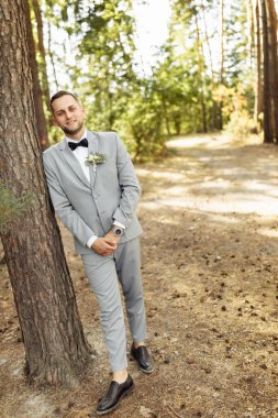 Genç yakışıklı adam, parkta poz veren damat.