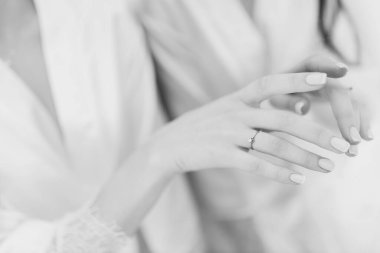 Genç ve güzel gelin elbiseyle poz veriyor.