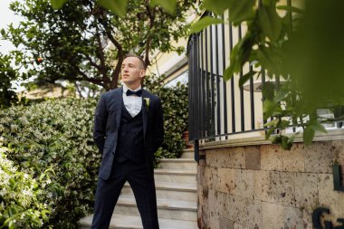 Genç yakışıklı adam, damat poz veriyor.