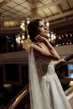 İçeride poz veren mutlu, genç gelin.