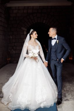 Güzel, genç bir çift yeni evli poz veriyor.