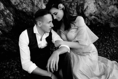 Güzel, genç bir çift yeni evli poz veriyor.