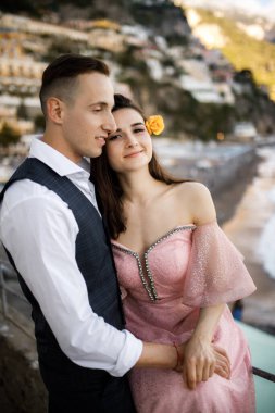 Deniz kenarında poz veren mutlu genç çift