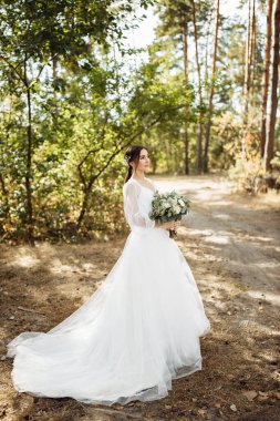 Ormanda narin, güzel bir gelin