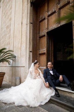 Güzel, genç bir çift yeni evli. 